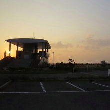 夕焼けと飯岡刑部岬展望館の風景