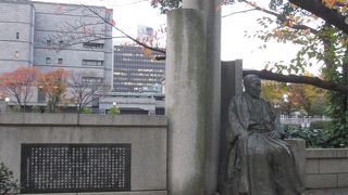 淀屋屋敷跡の碑よりもう少し西に行くとこちらの像があります