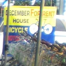 レンタル店は、渡し船の近傍に多数あります。４０~５０バーツ