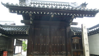 人形の石碑が印象的です