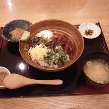 「マグロの黒ごま丼」も美味しいです。