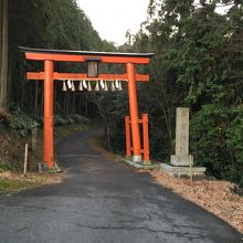 岩間寺参道にある奥宮神社鳥居。