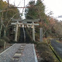 奥宮神社、参道の石段。