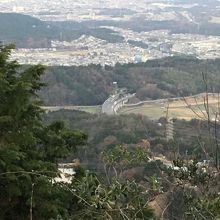 奥宮神社境内びわこ展望台から見た景色。中心は京滋バイパス。