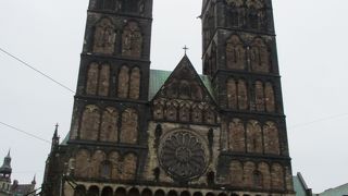 ブレーメンの旧市街にそびえる二つの塔が印象的な教会です。