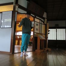 東司の入口にて