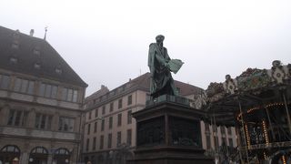 グーテンベルグの像があります。