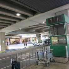 電話を掛けたら、この緑の建物付近でタクシーを待ちます