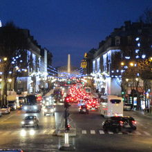 マドレーヌ寺院正面のロワイラル通りのクリスマスネオン