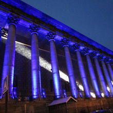 建物右横。グラデーションで色が変わっていく。