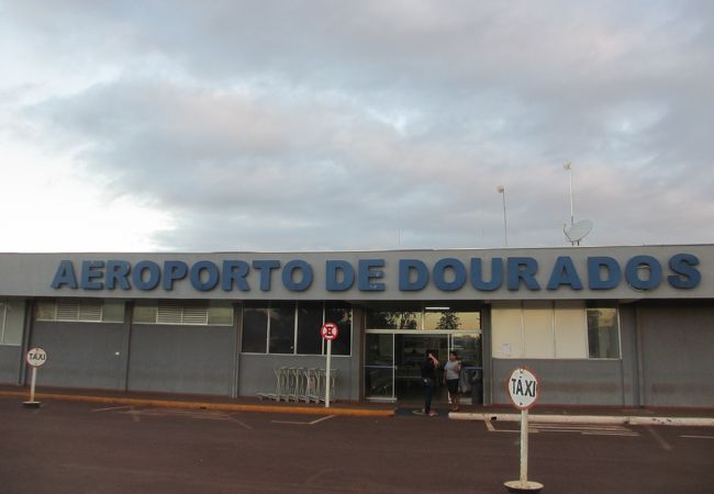 ムニシパウ デ ドウラドス空港 (DOU) 