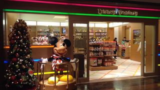 ホテル内でディズニーのお土産が買えて便利♪