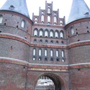 北ドイツのトラヴェ川に面した河川港の町リューベックのシンボルの堂々とした門です。