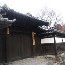 門と木塀の様子