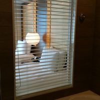 バスルームからベッドが見えます。