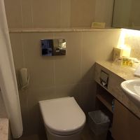 バスタブ付きバスルーム。アメニティも完備。