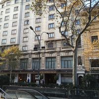 ホテル正面　手前のエスカレータは地下鉄入り口