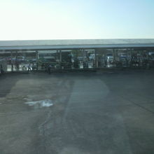 ナコンラチャシマ 第２バスターミナルの建物の全体の様子です。