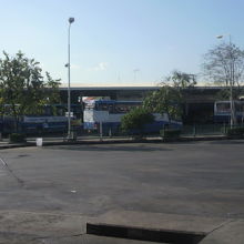 ナコンラチャシマ 第バスターミナルと入線中のバスの様子です