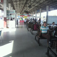 ナコンラチャシマ 第２バスターミナルの待ち合い所の様子です。