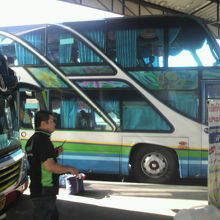 ナコンラチャシマ第２バスターミナルに入線しているバスです。