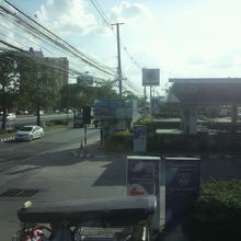 ナコンラチャシマ第２バスターミナルの国道への出入口の様子です