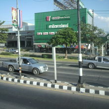 ナコンラチャシマ第２バスターミナル前の国道２号線の様子です。