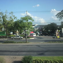 ナコンラチャシマ第２バスターミナルの向かいの町並みです。