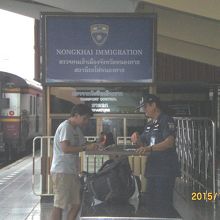 ラオスへの出国審査場です。極めて簡単な審査です。