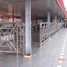 出国審査場には、柵がありますが、全くの出入りは自由です。