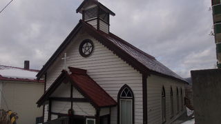 鳥居をくぐった後にある不思議な教会です