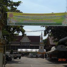 ノンカイのワット・ポーチャイの正面入り口の様子です。