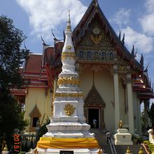 ワット・ポーチャイの外観です。タイの寺院と同様綺麗な外観です