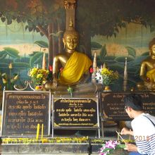 ワット・ポーチャイの寺院の前にも仏像が置かれています。