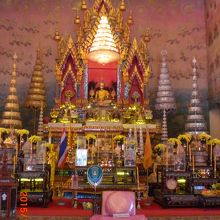 ワット・ポーチャイの仏殿の内部です。極彩色で飾られた仏像です