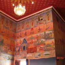 ワット　シーサケートの寺院内の極彩色の壁画の華麗さが特徴です