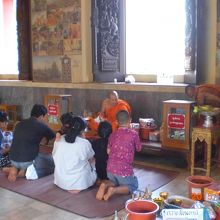 ワット　シーサケートの寺院内では、高僧の説教が行われています