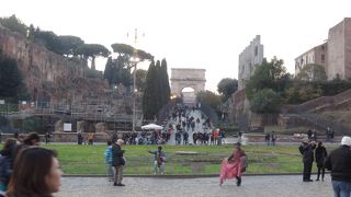 コロッセオから振り返ると坂道の先に堂々とそびえ立つ「ティトゥスの凱旋門」が見えます