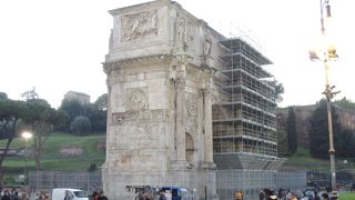 近くで見るとかなり大きく感じます、レリーフ細工がすばらしい