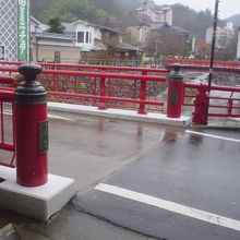 赤い橋が連なる