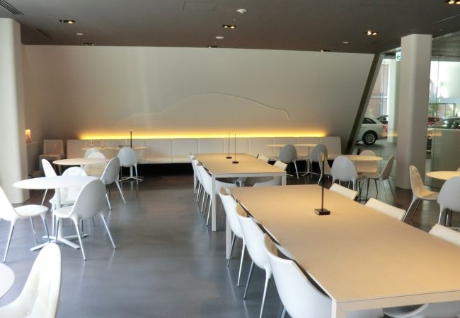 「アウディ・ショールーム」のカフェレストラン