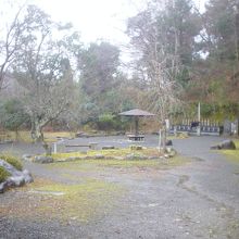 奥に十三士の墓