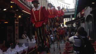 レストランが両脇を固める小道