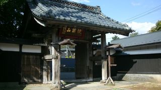 本堂は白壁土蔵造り