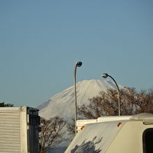 駐車場の向こう側には富士山が見えました。
