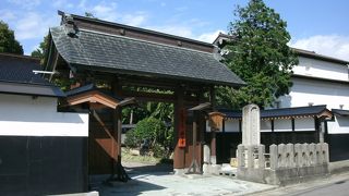 立派な山門と手入れされた境内が目を引く