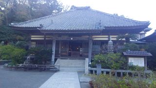崖の下の静かなお寺