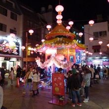 夜もにぎわいます。