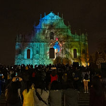 午後８時にショーはスタート。蝶の妖精が飛び回ってます。