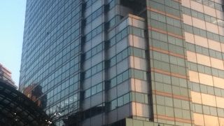 レストランや無料展望スペースがある